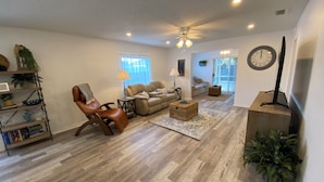 Villa, varias camas, patio, vista al jardín | Área de sala de estar