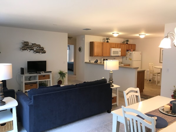 Villa, Mehrere Betten, Veranda, Gartenblick | Wohnbereich | Fernseher