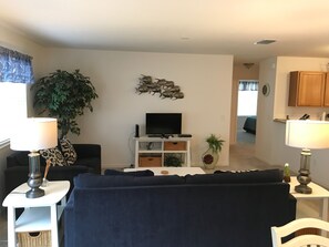 Villa, Mehrere Betten, Veranda, Gartenblick | Wohnbereich | Fernseher