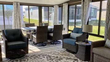 Rumah, Beberapa Tempat Tidur, beranda, pemandangan kebun | Area keluarga | TV