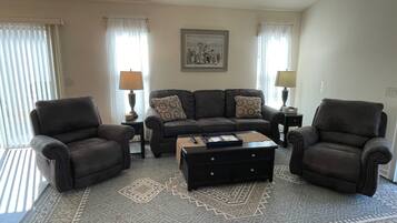 Villa, 2 grands lits, lanai, vue sur le jardin | Aire de séjour | Téléviseur