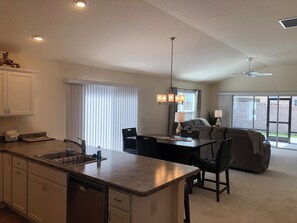 別墅, 多張床, 夏威夷式陽台, 花園景觀 | 私人廚房 | 電冰箱、微波爐、烤箱、爐台