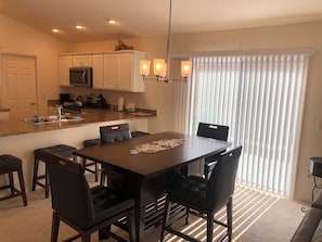 Vila, várias camas, varanda coberta, vista para o jardim | Cozinha privada | Geladeira, micro-ondas, fogão, cooktop