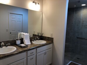 Villa, Multiple Beds, Lanai, Garden View | Bathroom - 6054 Gibson Ave (Wildwood)