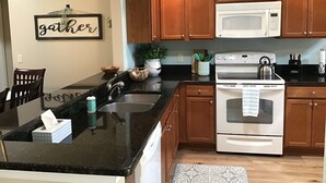 Private kitchen - 364 Kilmer Way (The Villages)