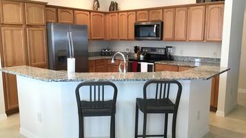 Villa, Multiple Beds, Patio, Garden View | Private kitchen | Fridge, microwave, oven, stovetop