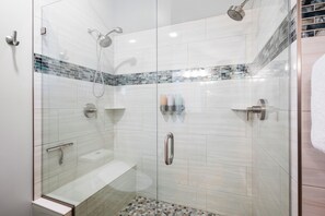 Secador de cabelo, toalhas de banho
