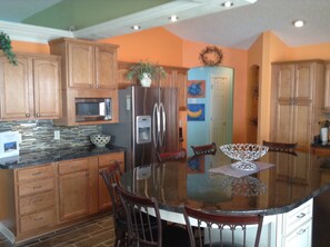 Villa, Multiple Beds, Lanai, Garden View | Private kitchen | Fridge, oven, stovetop, dishwasher - 1421 Ulmer Ter (The Villages)