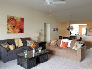 Ferienhaus, Mehrere Betten, Veranda, Gartenblick | Wohnbereich | Fernseher