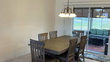 獨棟房屋, 多張床, 夏威夷式陽台, 花園景觀 | 用餐區