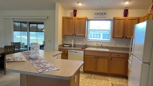 Maison, plusieurs lits, véranda, vue jardin | Cuisine privée | Cafetière/bouilloire, réfrigérateur, micro-ondes, four