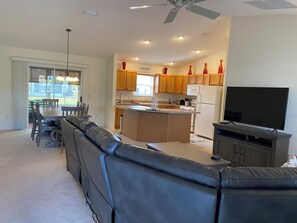 單棟房屋, 多張床, 露台, 花園景 | 客廳 | 電視