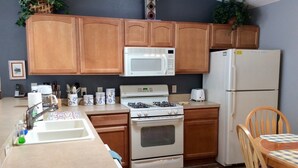 Private kitchen - 2468 Southern Oak St (The Villages)