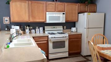 Villa, 2 Katil Ratu (Queen), Lanai, Garden View | Dapur peribadi | Peti sejuk, ketuhar gelombang mikro, ketuhar, dapur