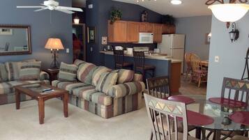 Villa, 2 Katil Ratu (Queen), Lanai, Garden View | Ruang tamu | TV