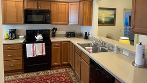 House, 2 Queen Beds, Lanai, Garden View | Private kitchen | Coffee/tea maker, fridge, microwave, oven - 3451 Ragsdale Loop (Wildwood)