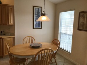 Casa, varias camas, lanai, vista al jardín | Restaurantes