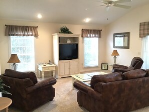 Ferienhaus, Mehrere Betten, Veranda, Gartenblick | Wohnbereich | Fernseher