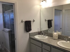 Villa, varias camas, lanai, vista al jardín | Baño