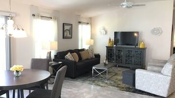 Villa, Berbilang Katil, Lanai, Garden View | Ruang tamu | TV