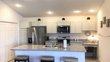 Villa, Berbilang Katil, Lanai, Garden View | Dapur peribadi | Peti sejuk, ketuhar gelombang mikro, ketuhar, dapur