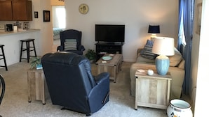 Living area - 3388 Empire Ave (Wildwood)
