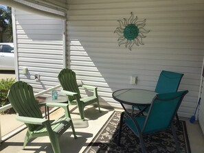 Villa, Mehrere Betten, Veranda, Gartenblick | Terrasse/Patio