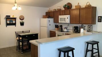 Villa, Multiple Beds, Lanai, Garden View | Private kitchen | Fridge, microwave, oven, stovetop