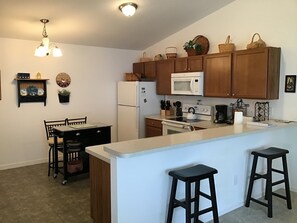 ヴィラ ベッド (複数台) ラナイ ガーデンビュー | 専用キッチン | 冷蔵庫、電子レンジ、オーブン、コンロ