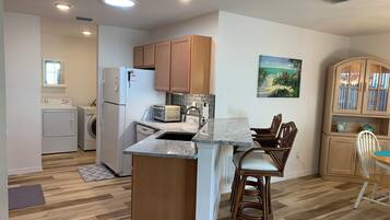 Vila, Beberapa Tempat Tidur, beranda, pemandangan kebun | Dapur pribadi | Lemari es, microwave, oven, dan kompor