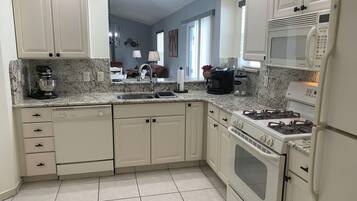 Villa, Multiple Beds, Lanai, Garden View | Private kitchen | Fridge, microwave, oven, stovetop