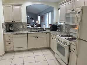 ヴィラ ベッド (複数台) ラナイ ガーデンビュー | 専用キッチン | 冷蔵庫、電子レンジ、オーブン、コンロ