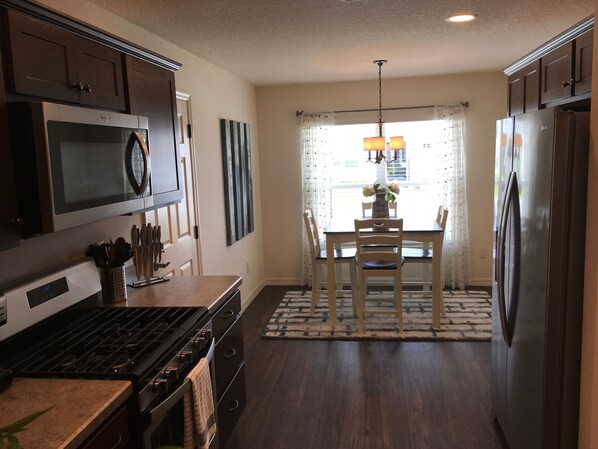 House, Multiple Beds, Lanai, Garden View | Private kitchen | Fridge, microwave, oven, stovetop - 2315 Jans Ter (Wildwood)