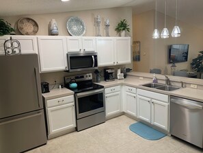 Villa, Multiple Beds, Lanai, Garden View | Private kitchen | Fridge, microwave, oven, stovetop - 2398 Westover Way (The Villages)