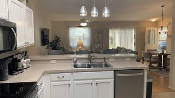 別墅, 多張床, 夏威夷式陽台, 花園景觀 | 私人廚房 | 電冰箱、微波爐、烤箱、爐台