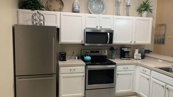 別墅, 多張床, 夏威夷式陽台, 花園景觀 | 私人廚房 | 電冰箱、微波爐、烤箱、爐台