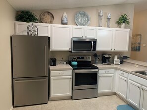 Vila, várias camas, varanda coberta, vista para o jardim | Cozinha privada | Geladeira, micro-ondas, fogão, cooktop