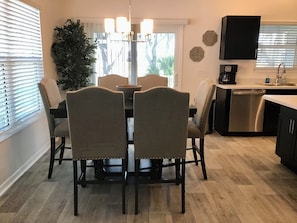 Casa, várias camas, varanda coberta, vista para o jardim | Opções para refeição