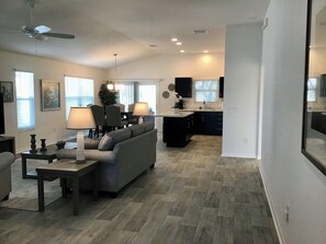 Casa, varias camas, lanai, vista al jardín | Área de sala de estar | Televisión 