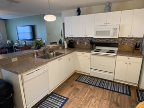 Maison, Plusieurs lits, lanai, vue sur le jardin | Cuisine privée | Réfrigérateur, four à micro-ondes, un four, surface de cuisson