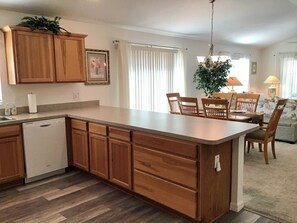 Villa, varias camas, lanai, vista al jardín | Cocina privada | Refrigerador, microondas, horno y parrilla de estufa 