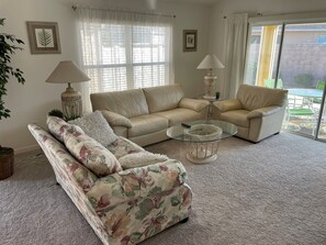 Villa, varias camas, lanai, vista al jardín | Área de sala de estar | Televisión 