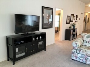 Villa, varias camas, lanai, vista al jardín | Área de sala de estar | Televisión 