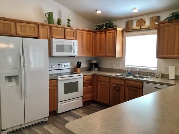 Villa, Multiple Beds, Lanai, Garden View | Private kitchen | Fridge, microwave, oven, stovetop