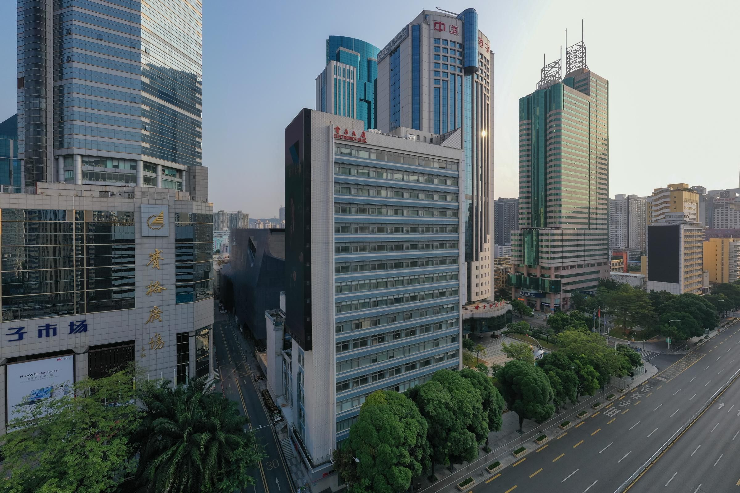 Un edificio moderno de gran altura con un cartel llamativo de un hotel.