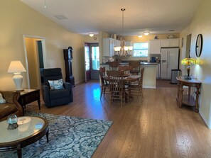 Villa, varias camas, patio, vista al jardín | Interior