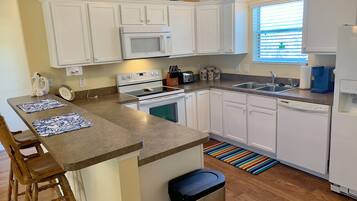 Villa, Multiple Beds, Patio, Garden View | Private kitchen | Fridge, microwave, oven, stovetop