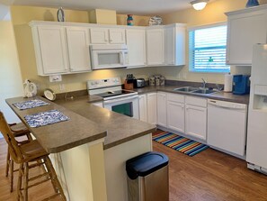 Villa, varias camas, patio, vista al jardín | Cocina privada | Refrigerador, microondas, horno y parrilla de estufa 