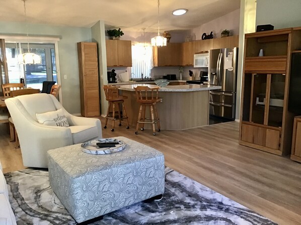 House, Multiple Beds, Jetted Tub, Golf View | Living area | TV