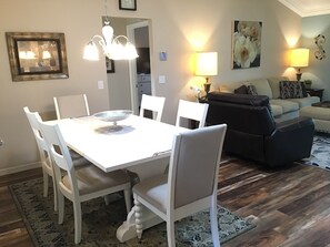 Ferienhaus, Mehrere Betten, Terrasse, Gartenblick | Speisen